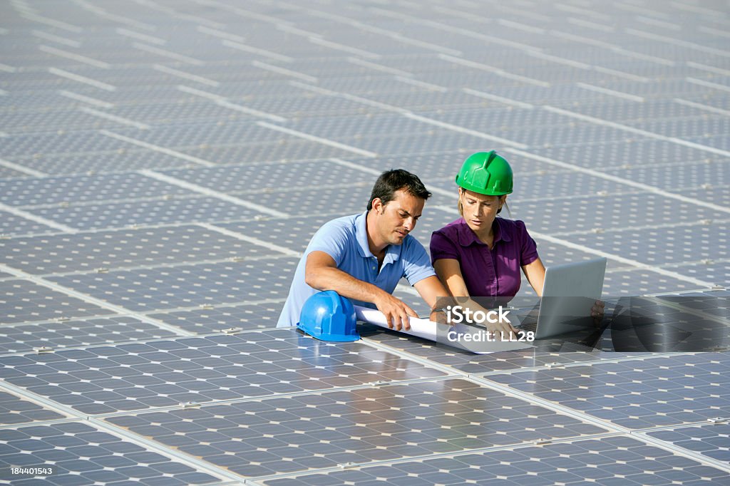 Ingénieurs avec plan - Photo de Panneau solaire libre de droits