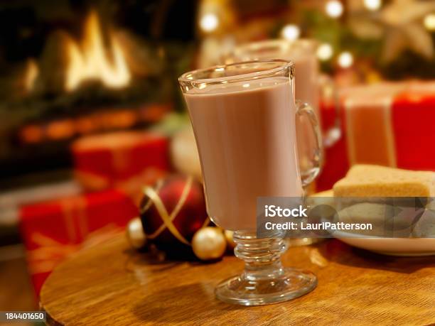 Chocolate Caliente En Navidad Tiempo Foto de stock y más banco de imágenes de Adorno de navidad - Adorno de navidad, Alimento, Bebida