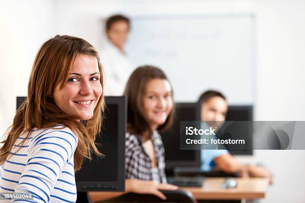 Escola Crianças E Professor Na Sala De Aula - Fotografias de stock e mais imagens de Adolescente - Adolescente, Adulto, Aluna