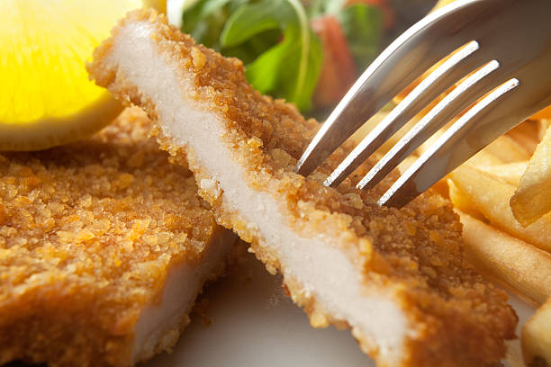 viande images fixes: escalope de veau panée - cutlet photos et images de collection