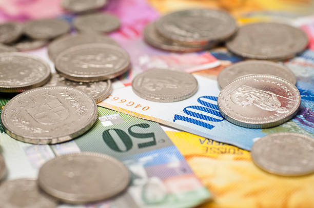 moedas e notas da suíça - swiss francs swiss currency switzerland finance imagens e fotografias de stock