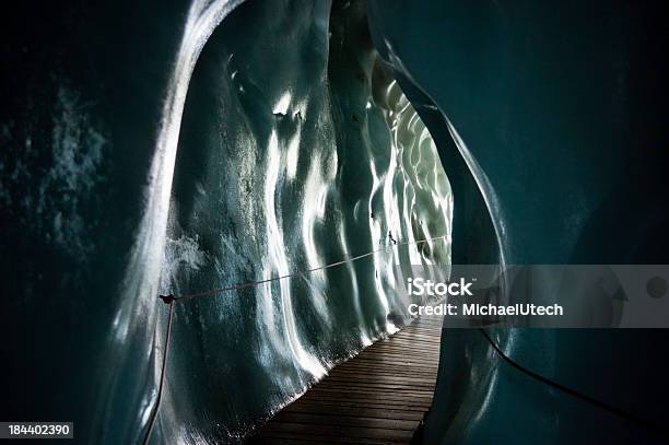 Glaciar Túnel - Fotografias de stock e mais imagens de Alpes Europeus - Alpes Europeus, Azul, Azul Turquesa