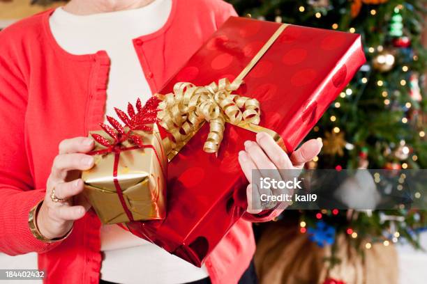 Обрезанное Старший Женщина Держит Рождественские Подарки — стоковые фотографии и другие картинки Взрослый
