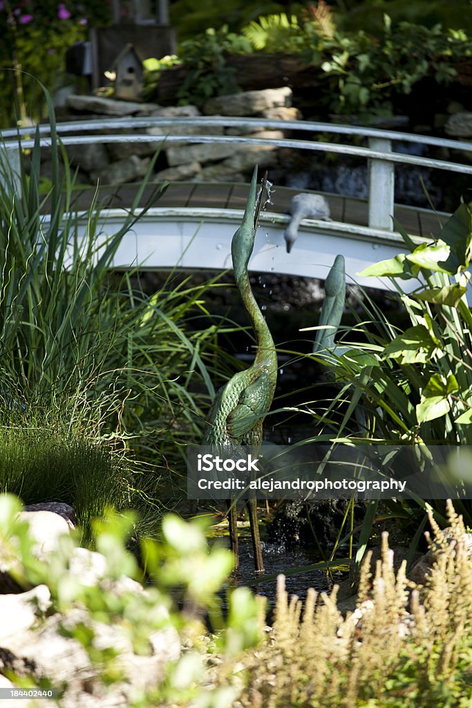 Jardim com uma fonte de pássaros - Foto de stock de Ajardinado royalty-free