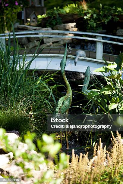 Foto de Jardim Com Uma Fonte De Pássaros e mais fotos de stock de Ajardinado - Ajardinado, Arbusto, Bebedor para Pássaro