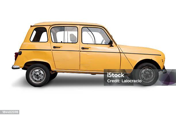 Photo libre de droit de Jaune 4l banque d'images et plus d'images libres de droit de Fond blanc - Fond blanc, Voiture, Berline à hayon arrière