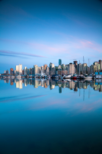 Vista de los edificios de Vancouver frente al mar photo