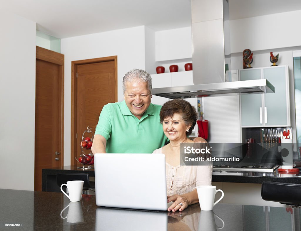 Senior-Paar beim Frühstück in der Küche - Lizenzfrei Laptop Stock-Foto