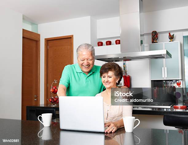 Seniorpaar Beim Frühstück In Der Küche Stockfoto und mehr Bilder von Laptop - Laptop, Lateinamerikanische Abstammung, Seniorenpaar