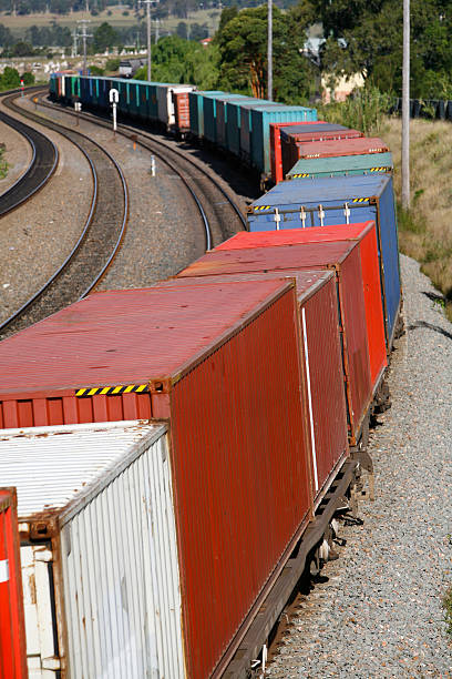 pojemnik pociąg wężykowanie” (snaking) wzdłuż ścieżki" - rail freight zdjęcia i obrazy z banku zdjęć