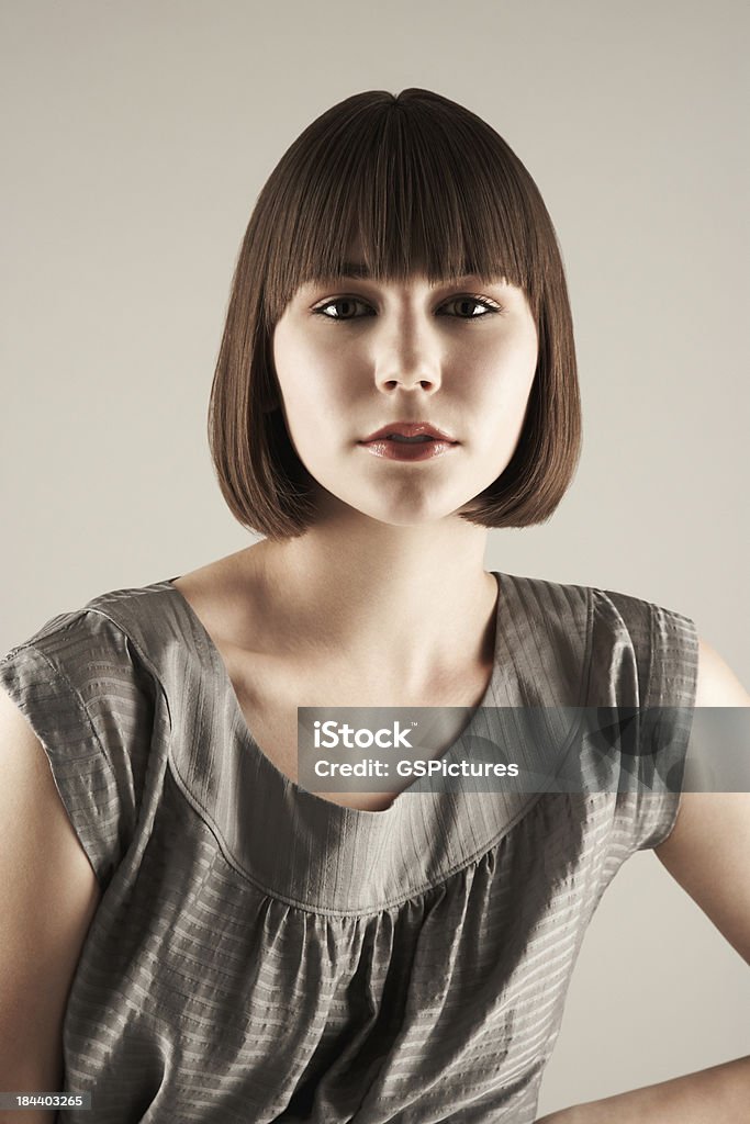 Belle jeune mannequin posant de Cadrage à la taille - Photo de Frange - Coiffure libre de droits