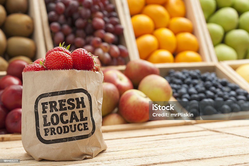 新鮮な地元の食材に Greengrocers のカウンタートップ - 紙袋のロイヤリティフリーストックフォト