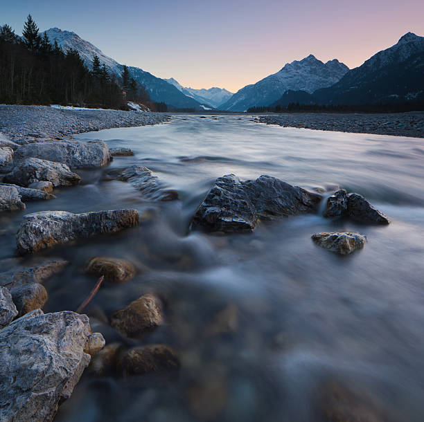 morgendämmerung am lech river nahe forchach, tirol, österreich - lechtaler alps stock-fotos und bilder