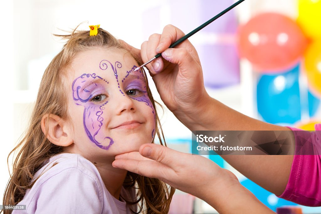 Menina com rosto pintado na Festa de Aniversário - Royalty-free Criança Foto de stock
