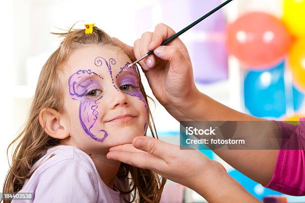 Menina Com Rosto Pintado Na Festa De Aniversário - Fotografias de stock e mais imagens de Criança - Criança, Tinta Facial, Maquilhagem