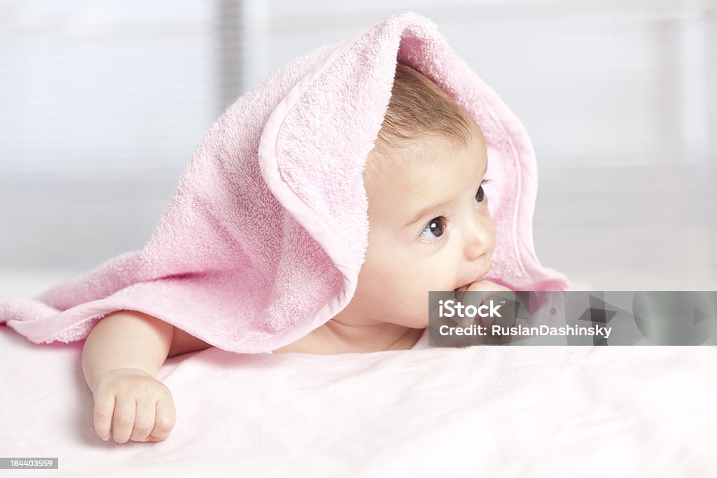 Schönes baby unter Handtuch Rosa. - Lizenzfrei Babydecke Stock-Foto