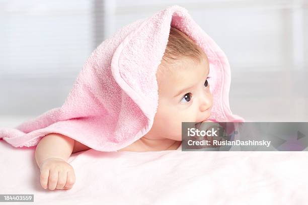 Schönes Baby Unter Handtuch Rosa Stockfoto und mehr Bilder von Babydecke - Babydecke, Bett, 0-1 Monat