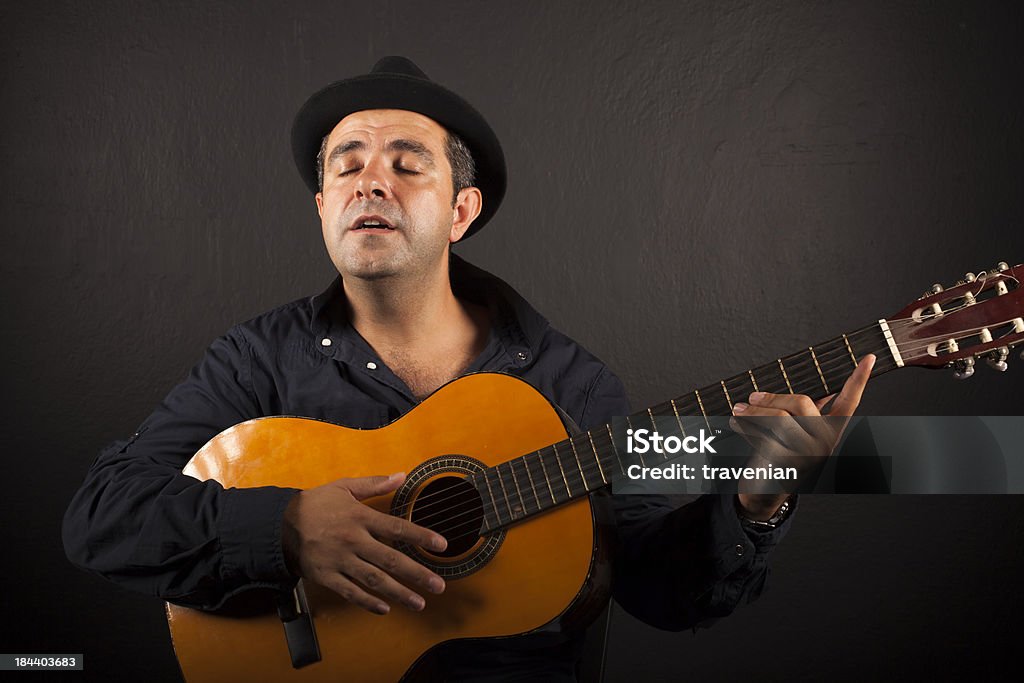 Hombre con sombrero tocando la guitarra superior - Foto de stock de Adulto libre de derechos
