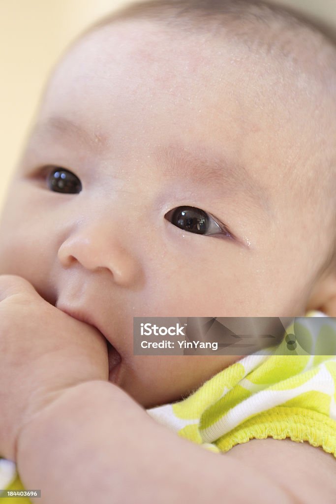 아시아판 중국 3 개월 아기 여자아이 빨기 자신의 엄지 - 로열티 프리 0-11 개월 스톡 사진
