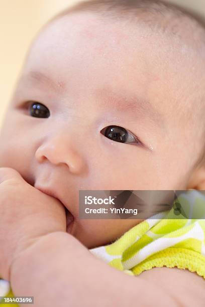 Asiático Chinês 3 Meses De Idade Bebê Menina Chupar O Seu Polegar - Fotografias de stock e mais imagens de 0-11 Meses