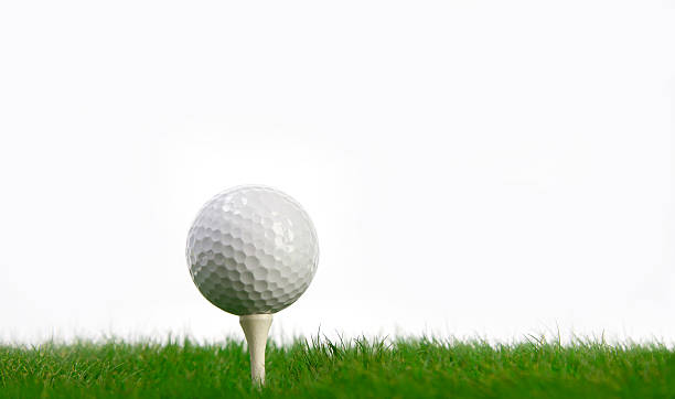 blanco pelota de golf en el green grass y en't'de entradas uniformes - plant macro studio shot outdoors fotografías e imágenes de stock