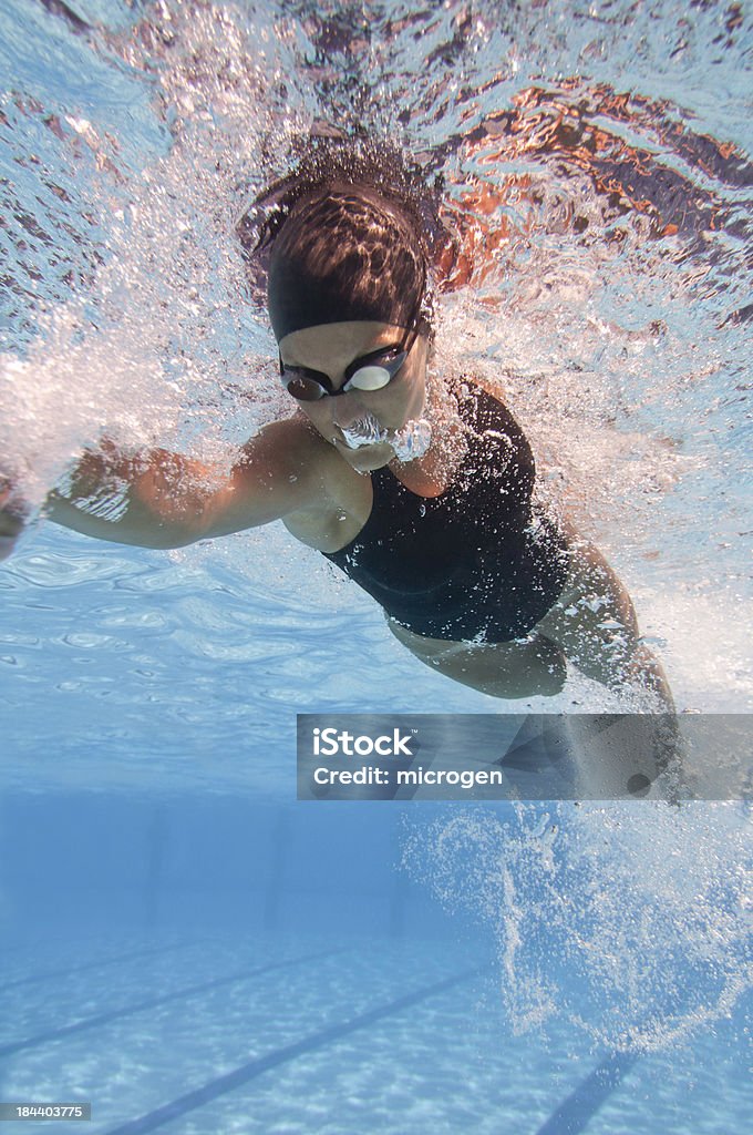 Kraul przodu Pływak przyspieszenie w basenie - Zbiór zdjęć royalty-free (Pływać)