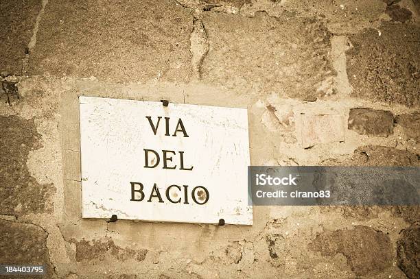 Foto de Alley De Beijo Entre Pienza Val Dorcia Toscana e mais fotos de stock de Beco - Beco, Beijar, Antigo