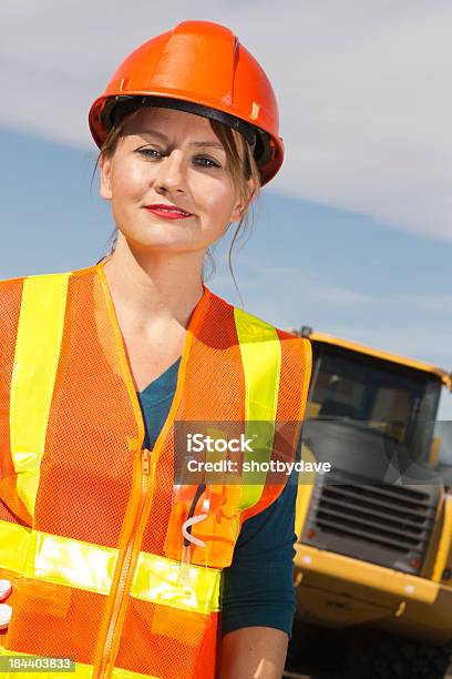 Hembra Trabajador De Construcción Foto de stock y más banco de imágenes de Accesorio de cabeza - Accesorio de cabeza, Adulto, Alegre