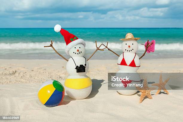 Pareja De Navidad Vacaciones En Playa Tropical Del Mar Caribe Foto de stock y más banco de imágenes de Playa