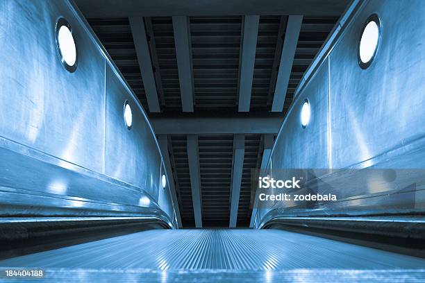 Photo libre de droit de Escalier Mécanique De La Station De Métro banque d'images et plus d'images libres de droit de Architecture - Architecture, Bleu, Bleu foncé
