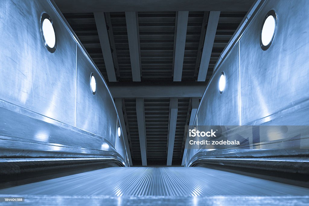 Stazione della metropolitana di scala mobile - Foto stock royalty-free di Ambientazione interna