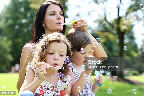 Послать Bubbles — стоковые фотографии и другие картинки Близость - Близость, Брат и сестра, Взрослый