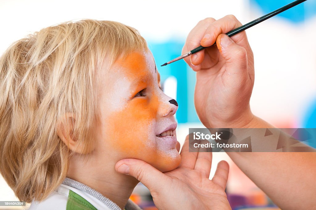 Poco niño con cara pintada en fiesta de cumpleaños - Foto de stock de Pintura de cara libre de derechos