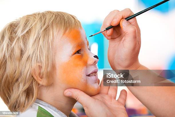 Foto de Menino Tendo O Rosto Pintado Na Festa De Aniversário e mais fotos de stock de Tinta de Rosto