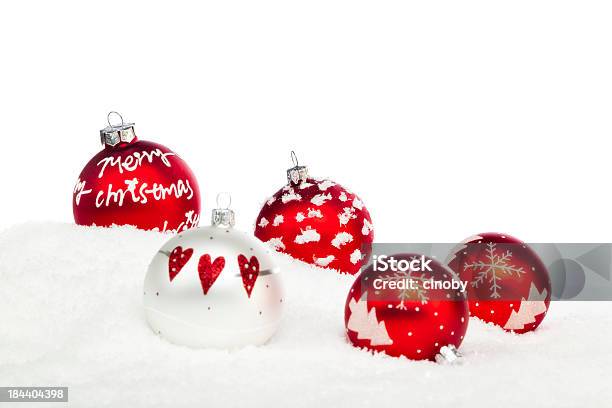 레드 크리스마스 Baubles In 인공눈 0명에 대한 스톡 사진 및 기타 이미지 - 0명, 12월, 5가지 개체