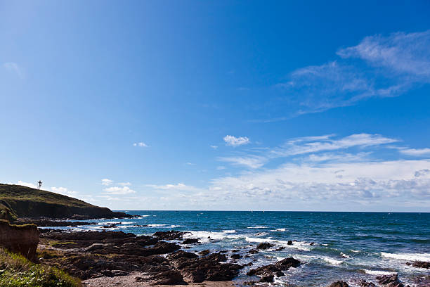 céu azul e mar costa de inglês devon olhar para cornualha - plymouth england imagens e fotografias de stock