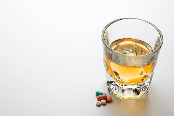 alcol e farmaci da prescrizione - alcohol drug abuse alcoholism pill foto e immagini stock