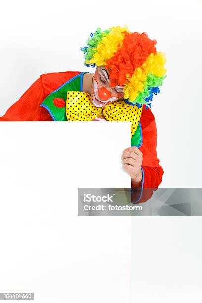 Happy Clown Blick Auf Leere Banner Mit Platz Für Text Stockfoto und mehr Bilder von Aufführung