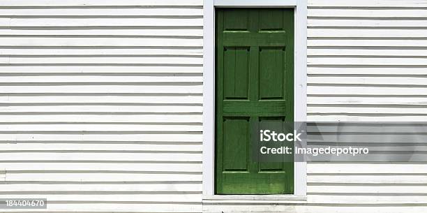 Photo libre de droit de Porte En Bois Vert banque d'images et plus d'images libres de droit de Appartement - Appartement, Architecture, Blanc