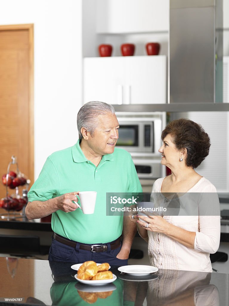 Sênior casal na cozinha de comer café da manhã - Foto de stock de 60 Anos royalty-free