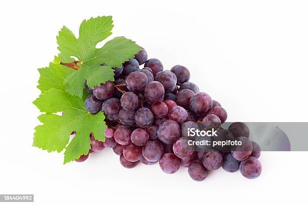 Czerwone Winogrono - zdjęcia stockowe i więcej obrazów Winogrono - Winogrono, Czerwone winogrono, Neutralne tło