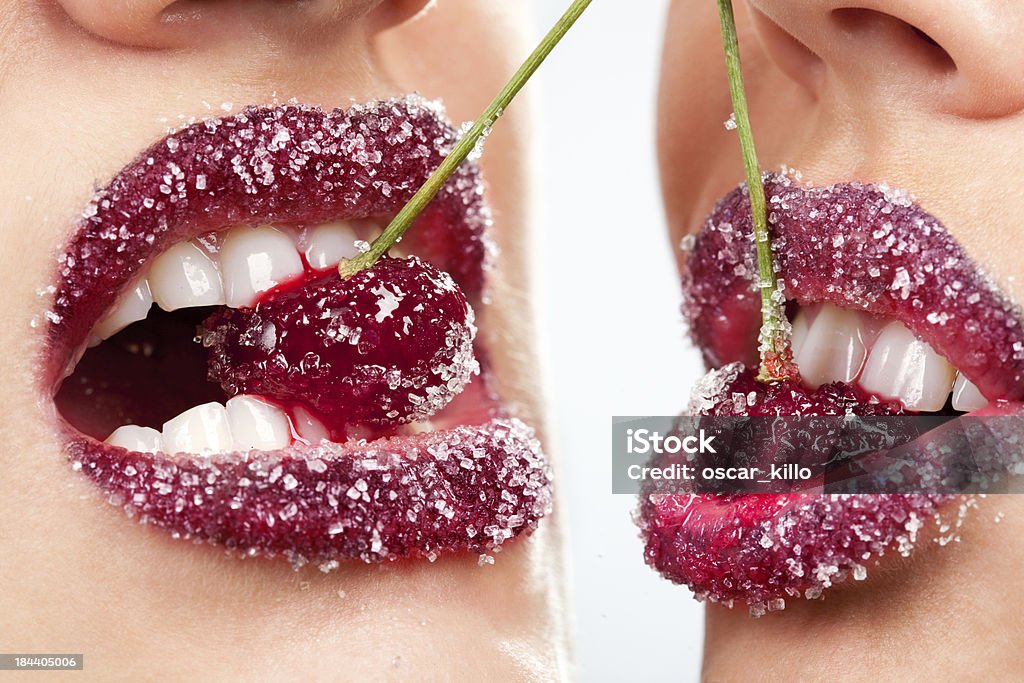 Boca de mulher com cerejas vermelhas - Royalty-free Comer Foto de stock