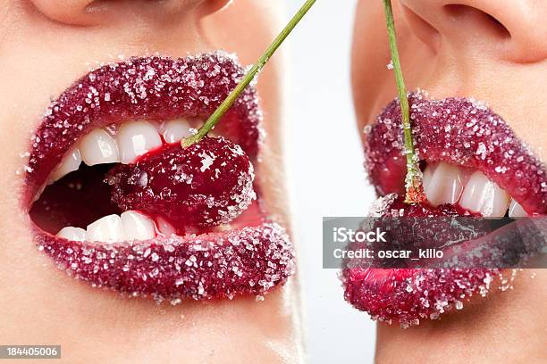 Boca De Mulher Com Cerejas Vermelhas - Fotografias de stock e mais imagens de Comer - Comer, Questão Sexual, Lábio