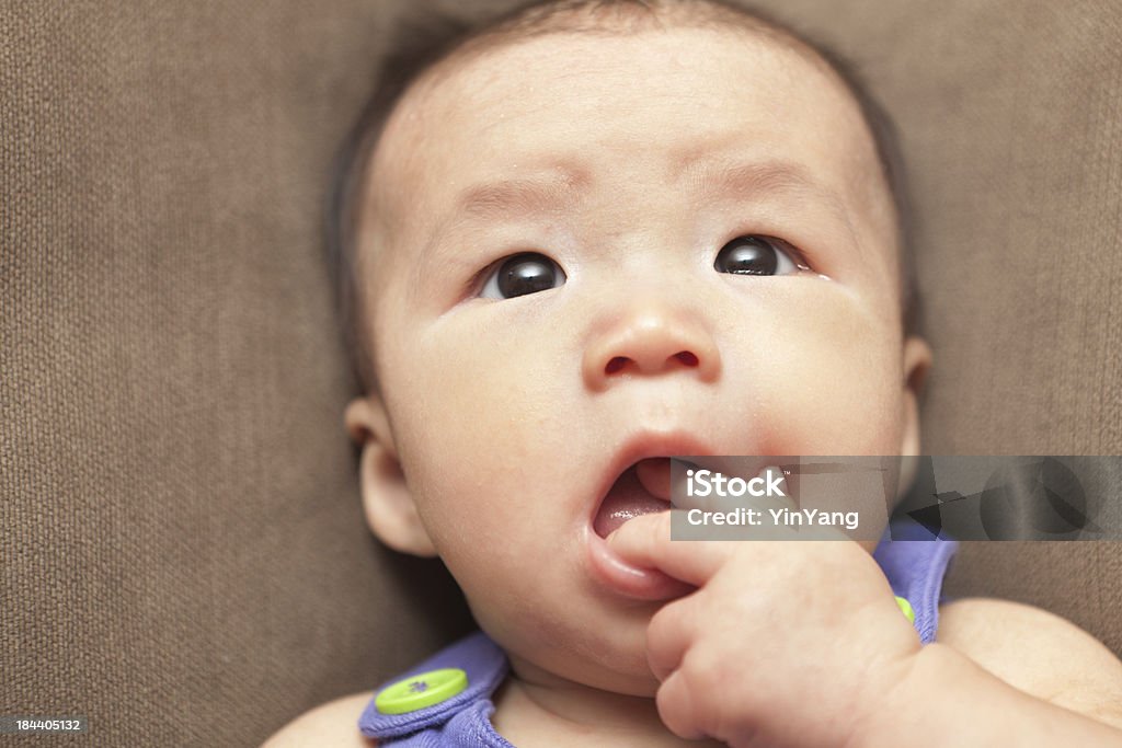 Asiatische Baby Saugen auf Finger Hz - Lizenzfrei 0-11 Monate Stock-Foto