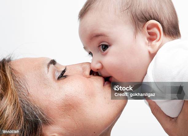 Glückliche Mutter Küssen Babyjungen Stockfoto und mehr Bilder von 6-11 Monate - 6-11 Monate, Attraktive Frau, Baby