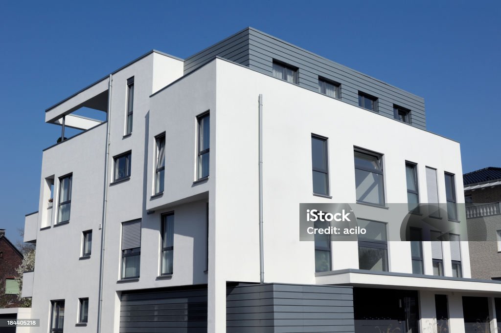 Moderno apartamento de la casa blanca - Foto de stock de Townhouse libre de derechos
