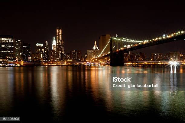 Foto de Brooklyn Bridge Por Diária e mais fotos de stock de Acender - Acender, Arranha-céu, Baixo Manhattan