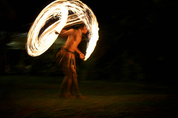 danseur de feu joue des torches sur la plage sombre - fire dancer photos et images de collection