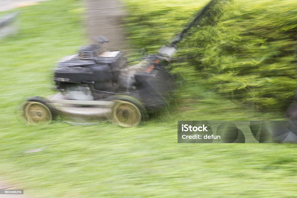 Trabalhador corte Repleto de Vegetação relva com Cortador de Relva - Royalty-free Adulto Foto de stock