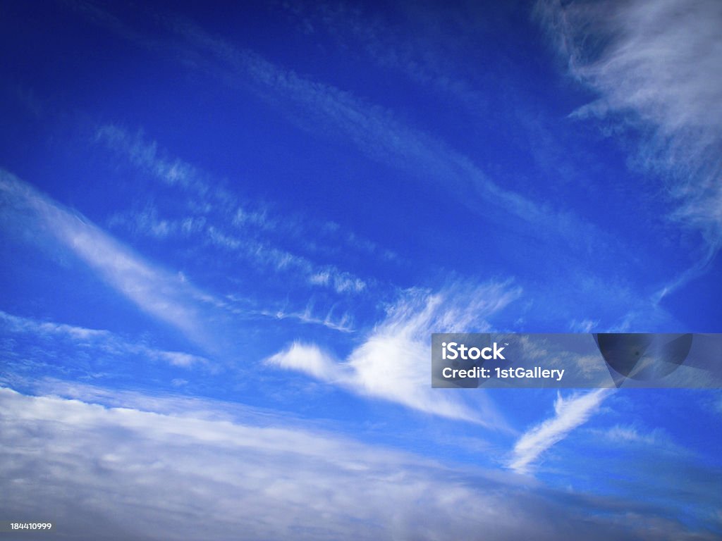 Interessante Wolkengebilde, wie ein Fliegender Vogel - Lizenzfrei Bedeckter Himmel Stock-Foto